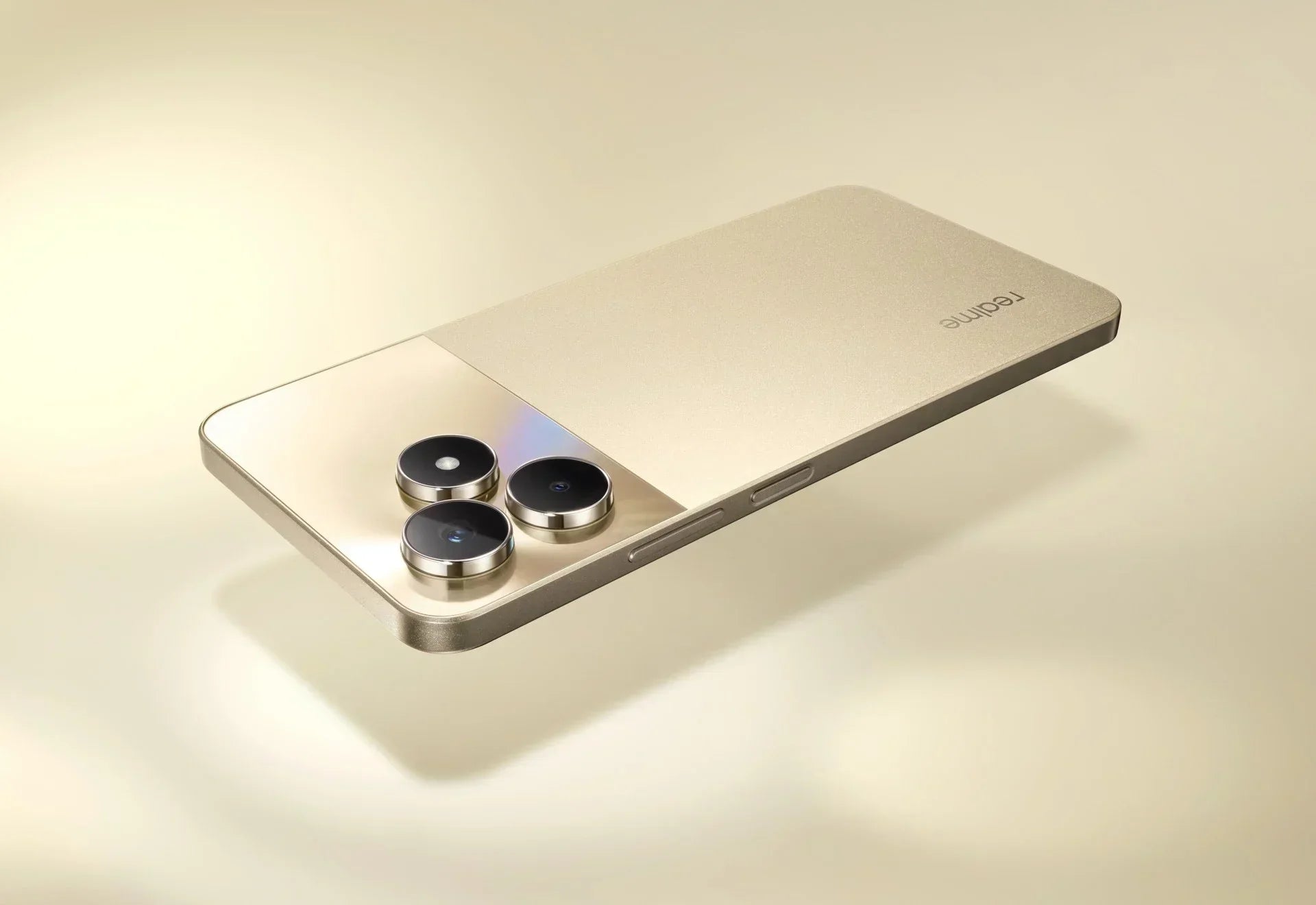 Realme-C53 Versão Global smartphone in gold, showcasing triple camera design.